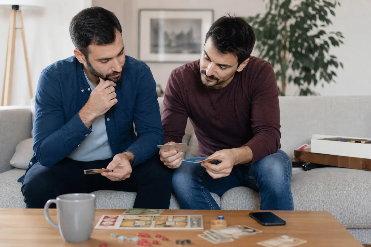 Dvoje prijatelja bira sljedeću društvenu igru