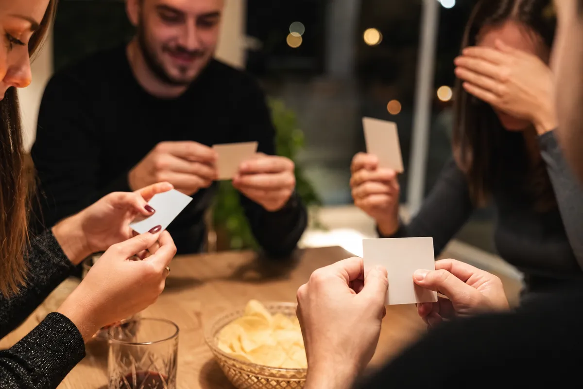 Grupa proučava kartice s tajnim mjestima