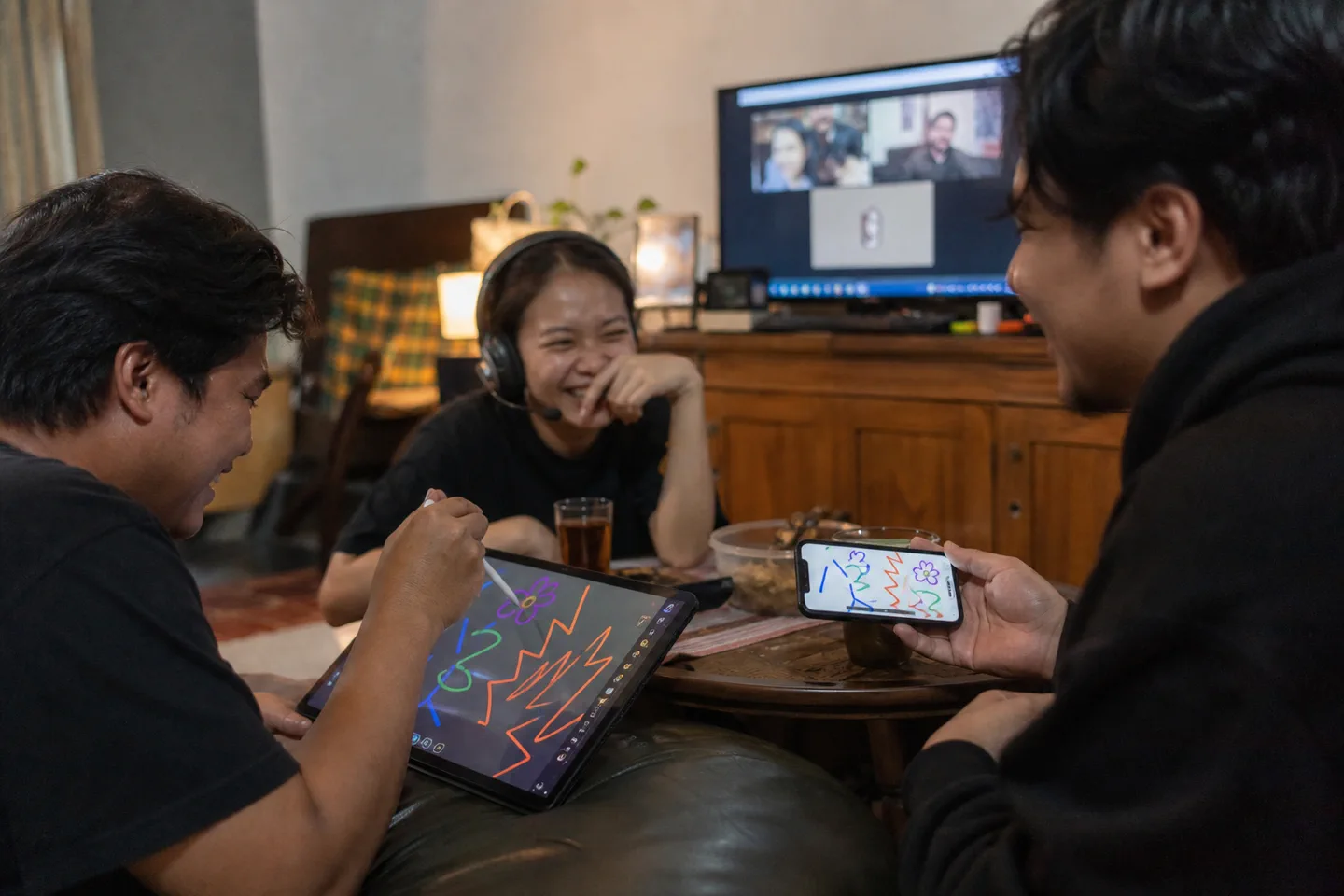 Teman Indonesia memainkan game menggambar online