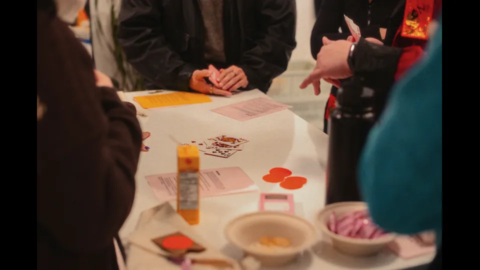 Een vriendengroep speelt samen een kaartspel