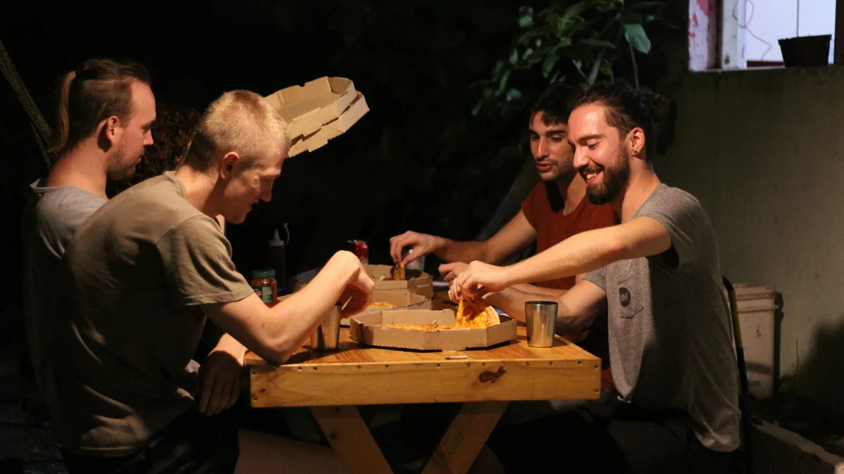 Vrienden rond een tafel tijdens een kaartspelavond