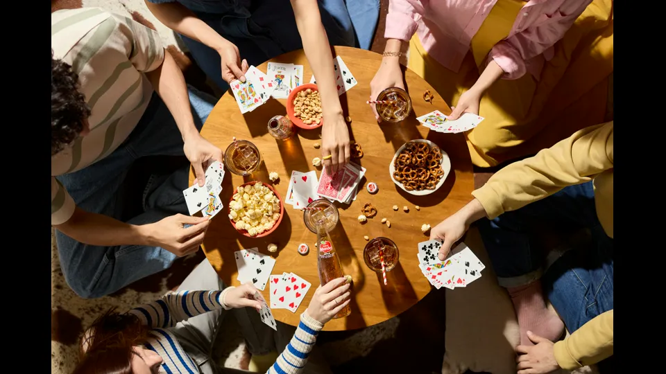 Speelkaarten en fiches op een houten tafel