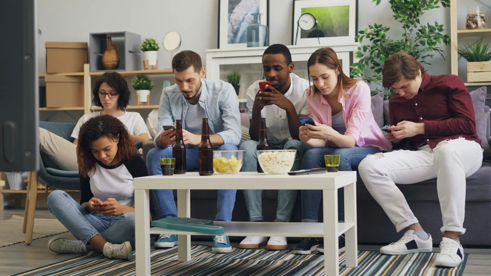 Twee vrienden spelen een snel vraagspel in een woonkamer