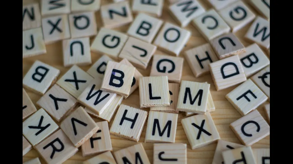 Houten letterblokjes voor een woordspel