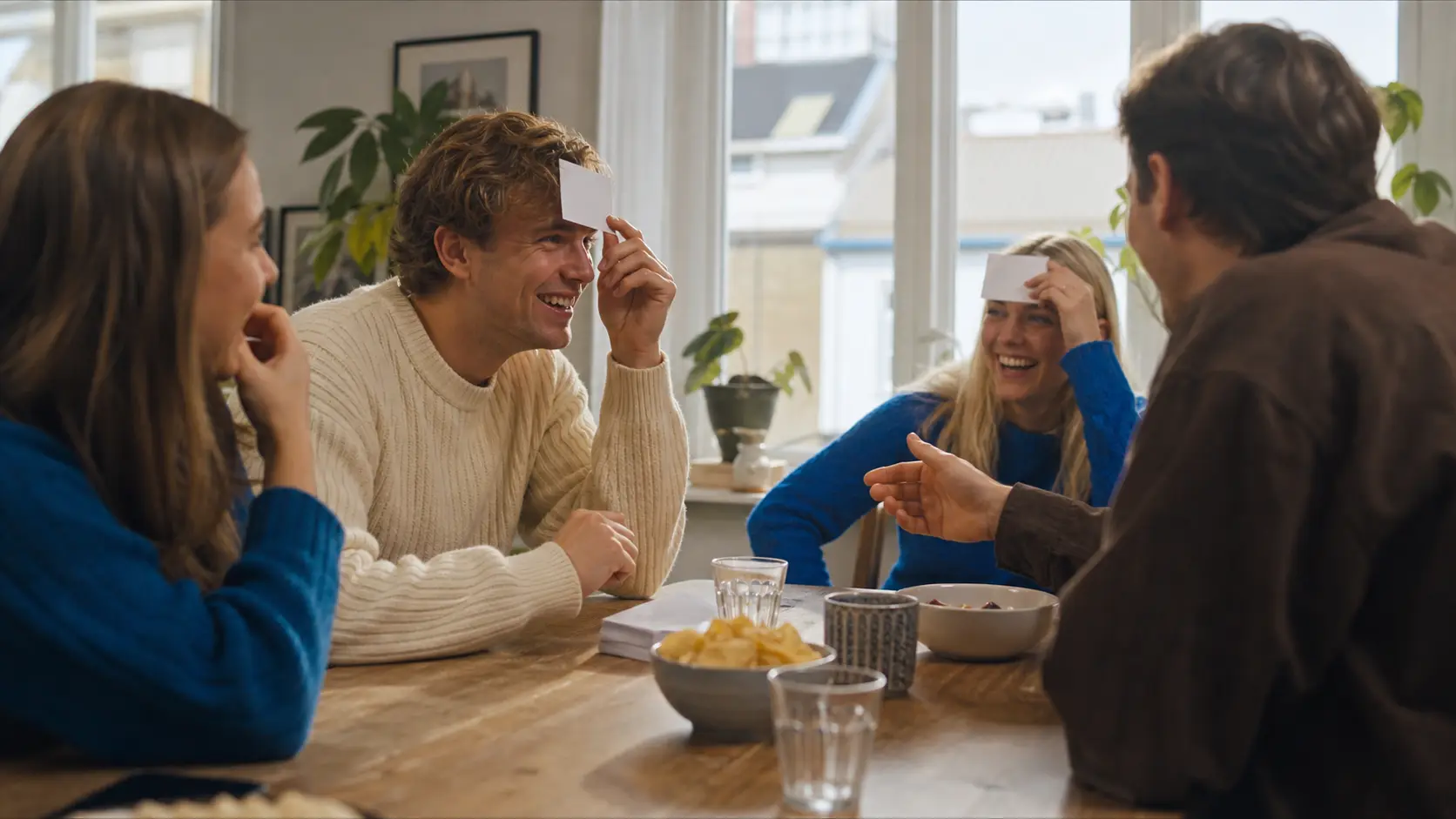 Venner ler under et spørsmålspill hjemme