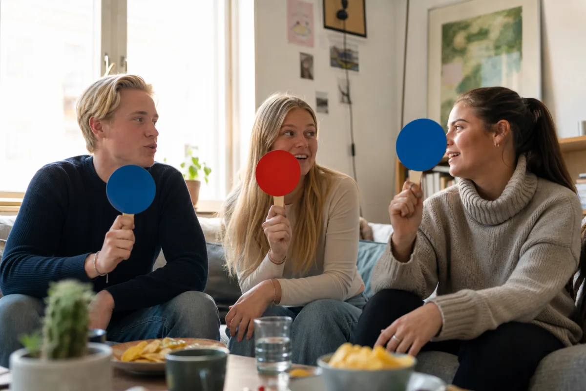 Vänner gissar med färgade skyltar