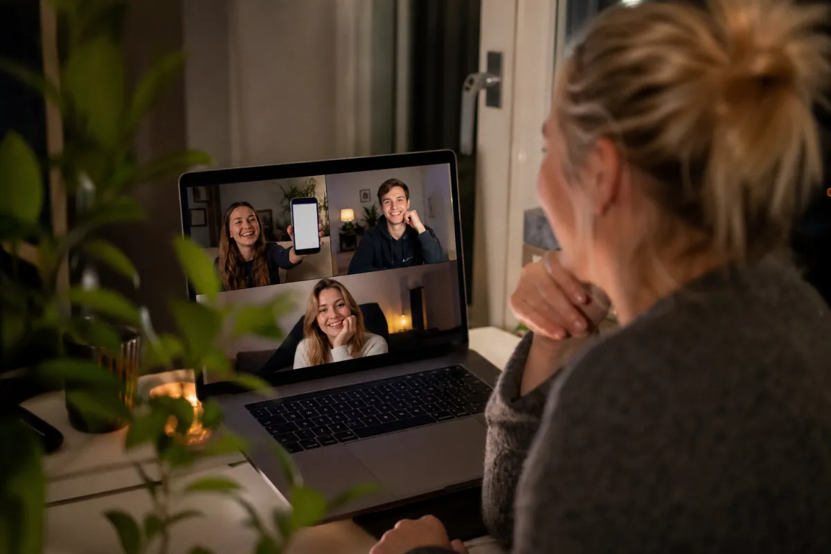 Vänner spelar via videosamtal