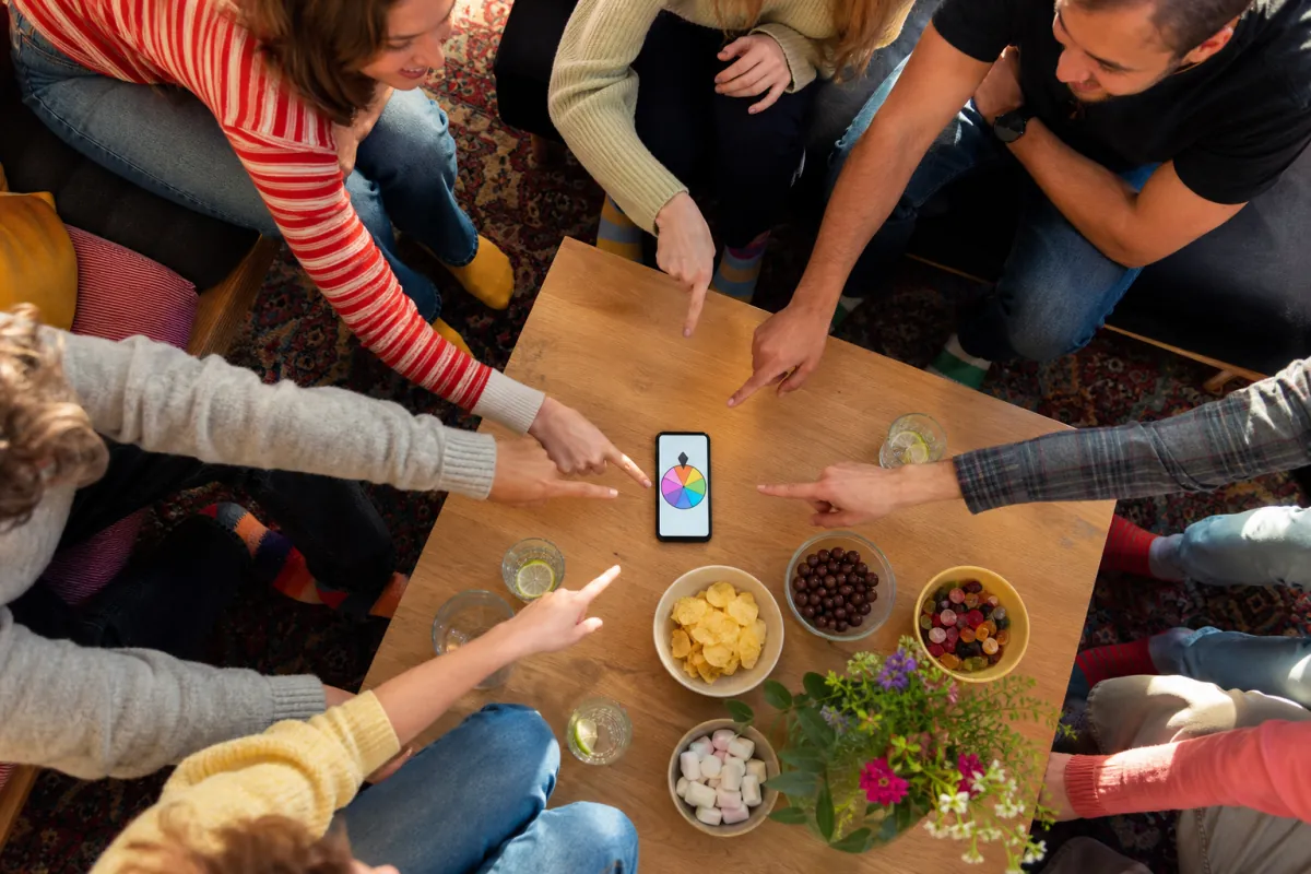 Vänner använder ett digitalt hjul