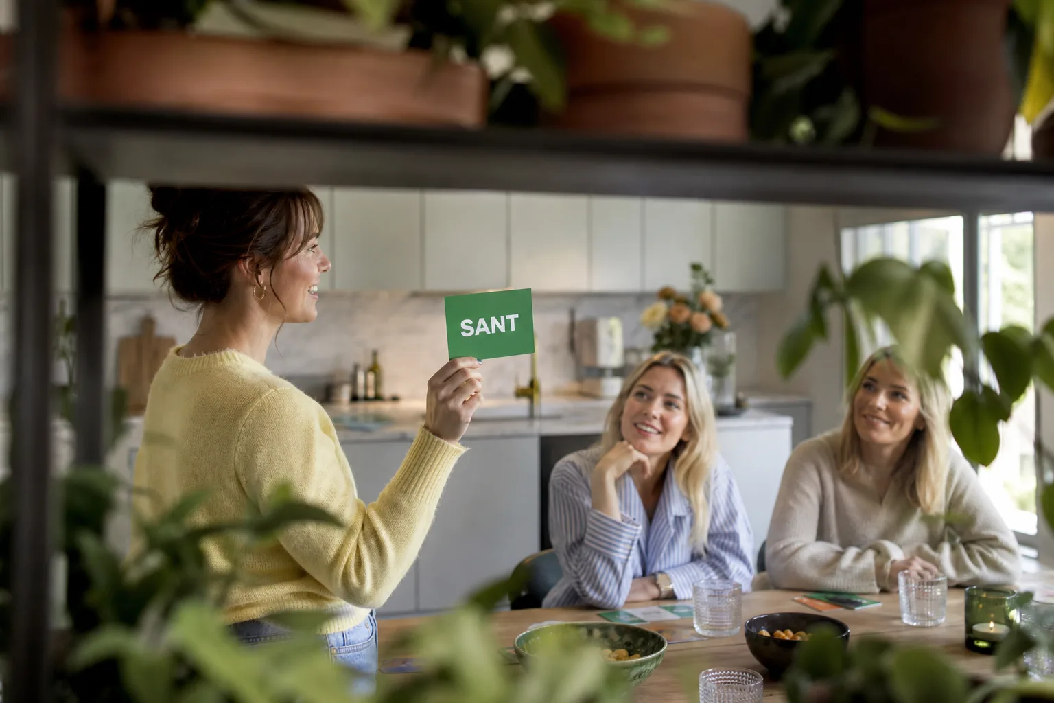 Quizvärd visar ett sant-kort för vänner