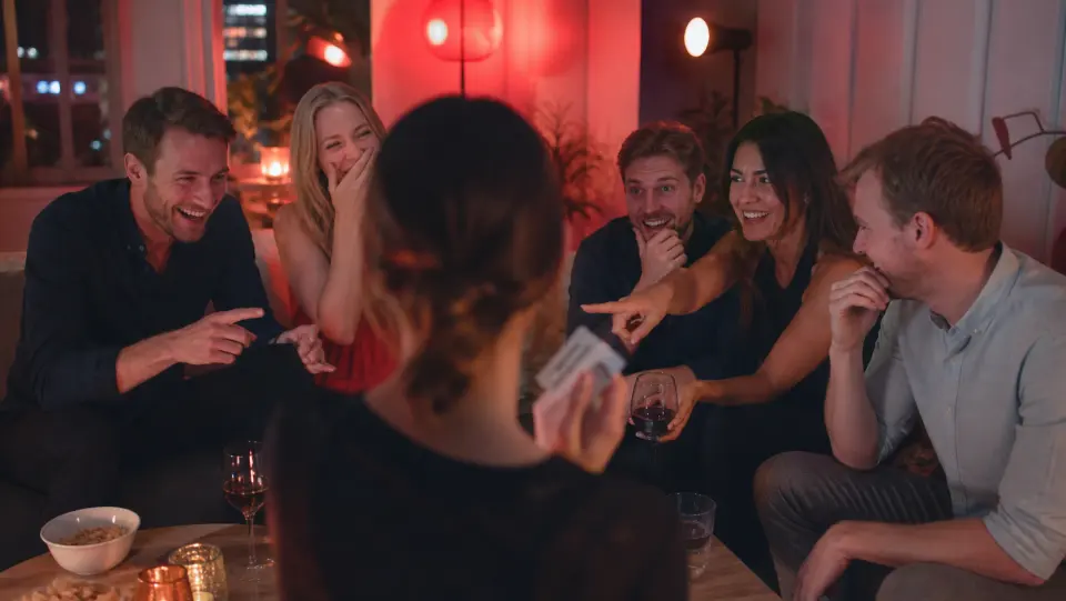 Vänner reagerar på en spicy fråga