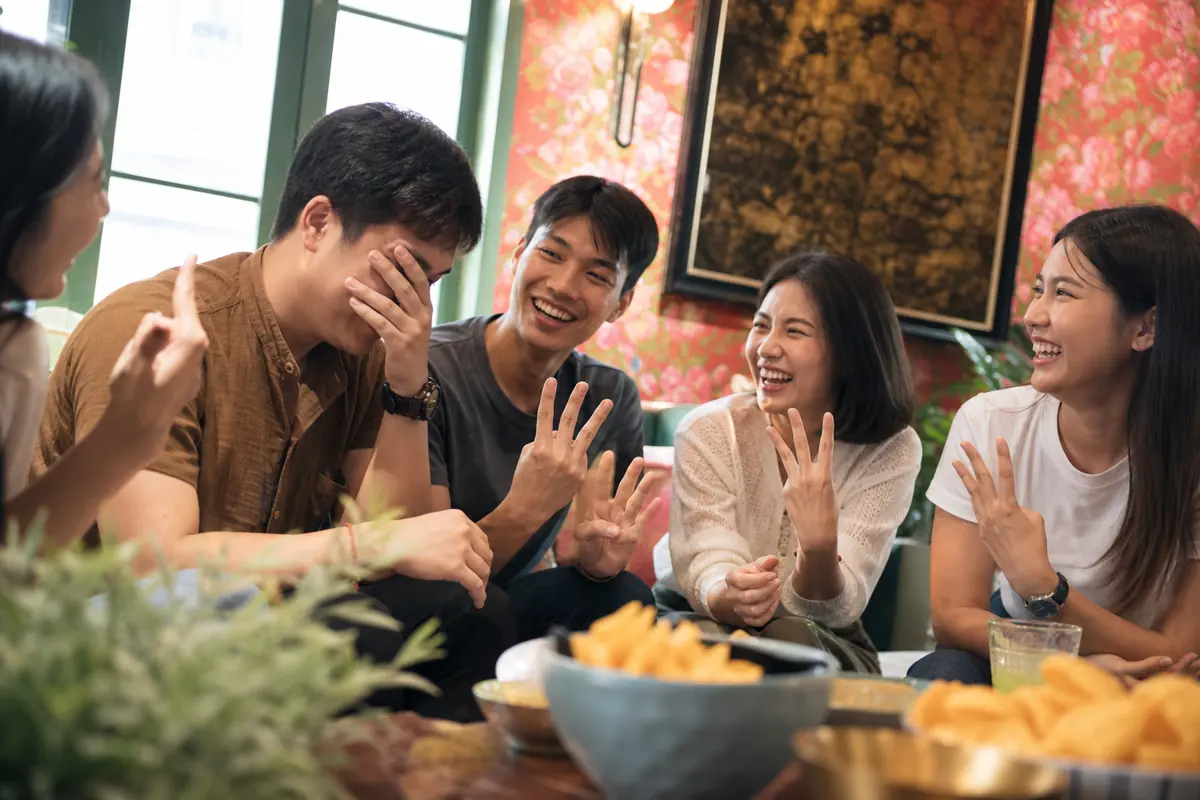 เพื่อนหัวเราะกับเรื่องพลาด