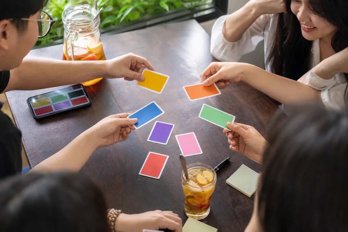 Hai người bạn chọn thẻ câu hỏi và thử thách