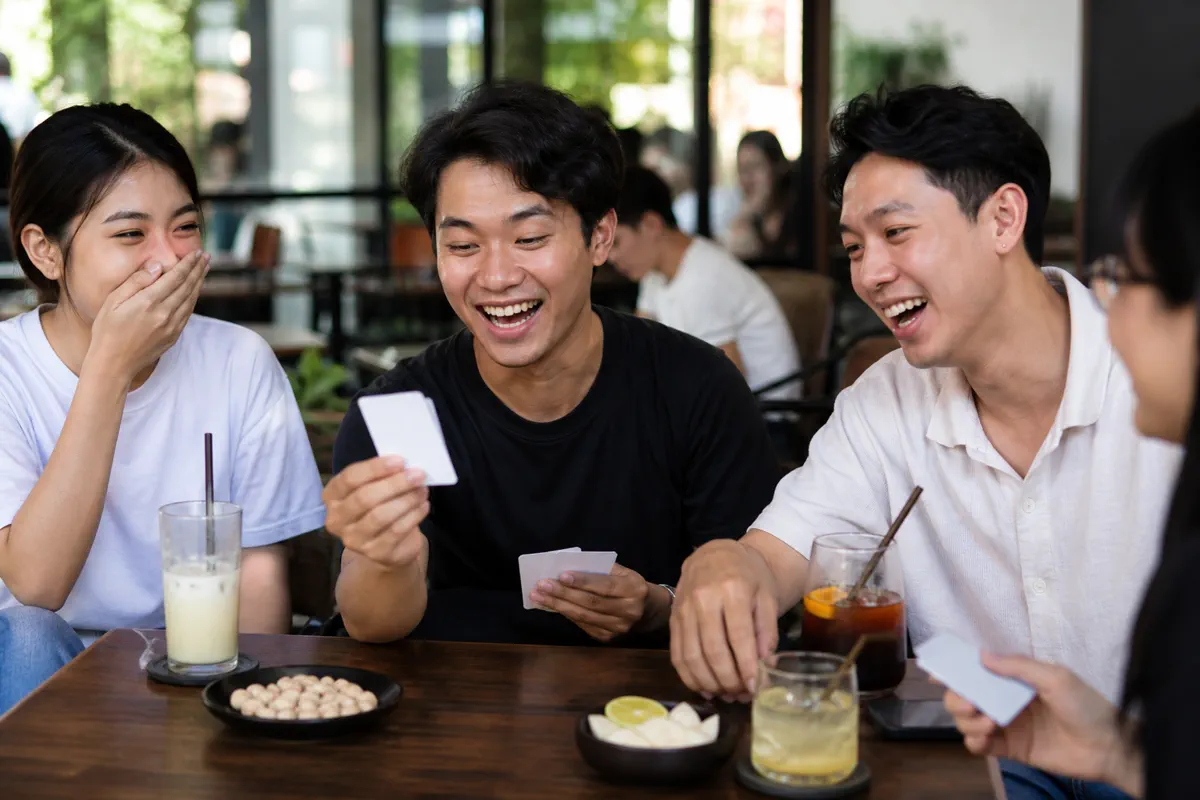Bạn bè Việt Nam cười trong một vòng game