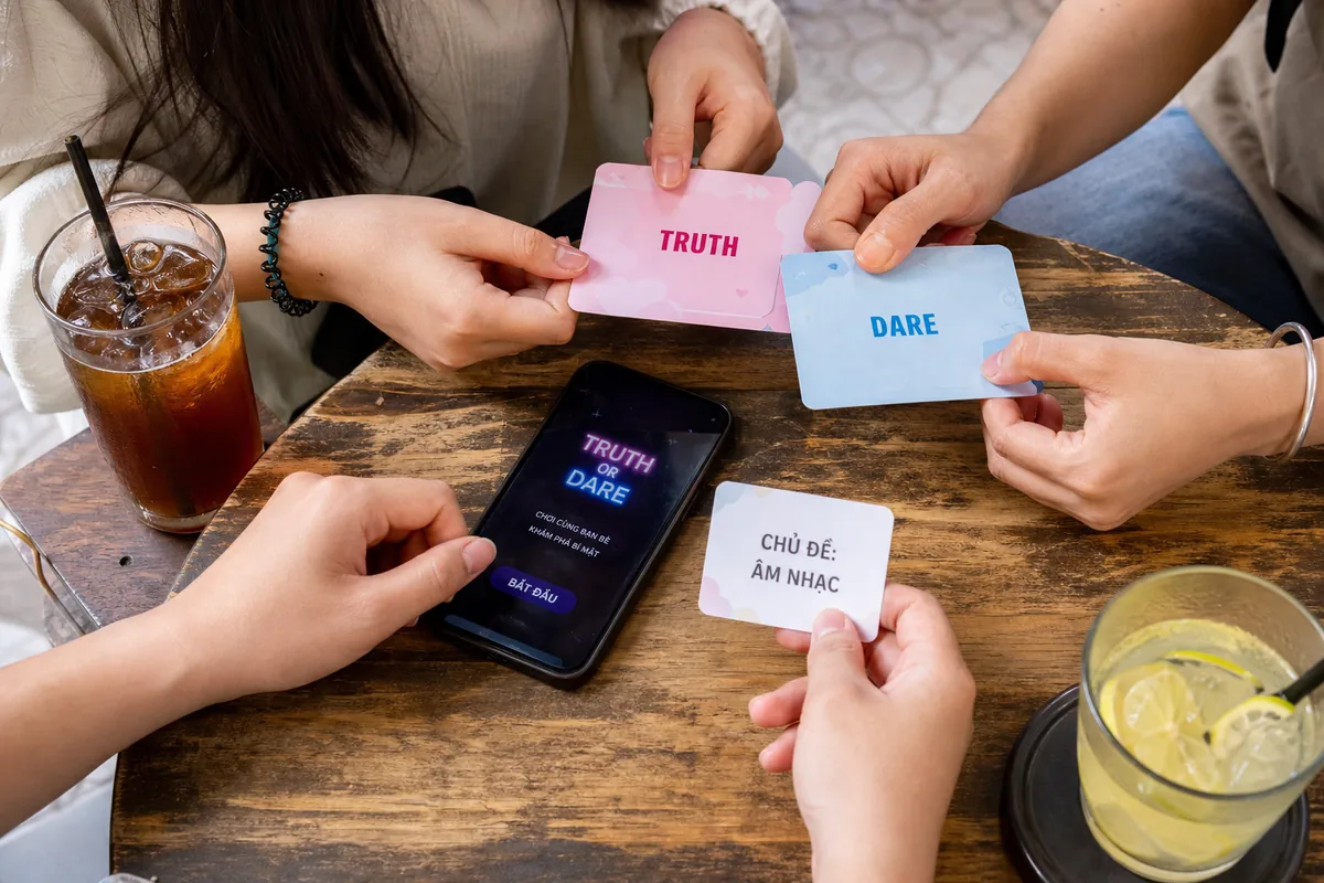 Bạn bè chọn Truth hoặc Dare trên bàn