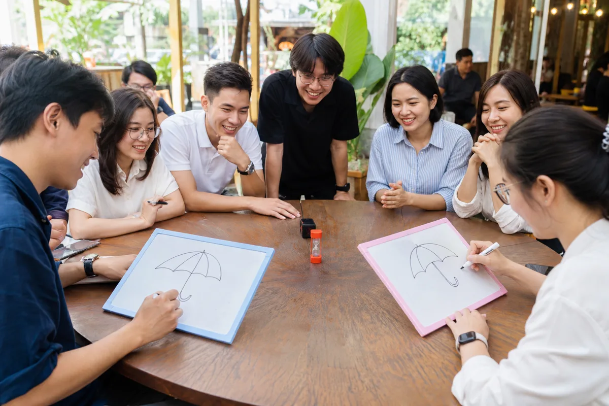 Hai đội thi vẽ và đoán cùng lúc